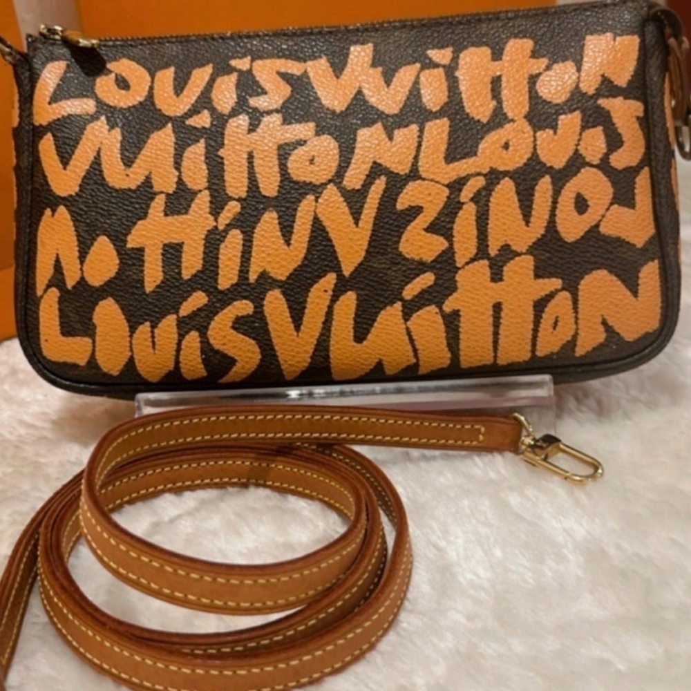 📌 💯% Authentic Louis Vuitton Monogram Graffiti Pochette ✨